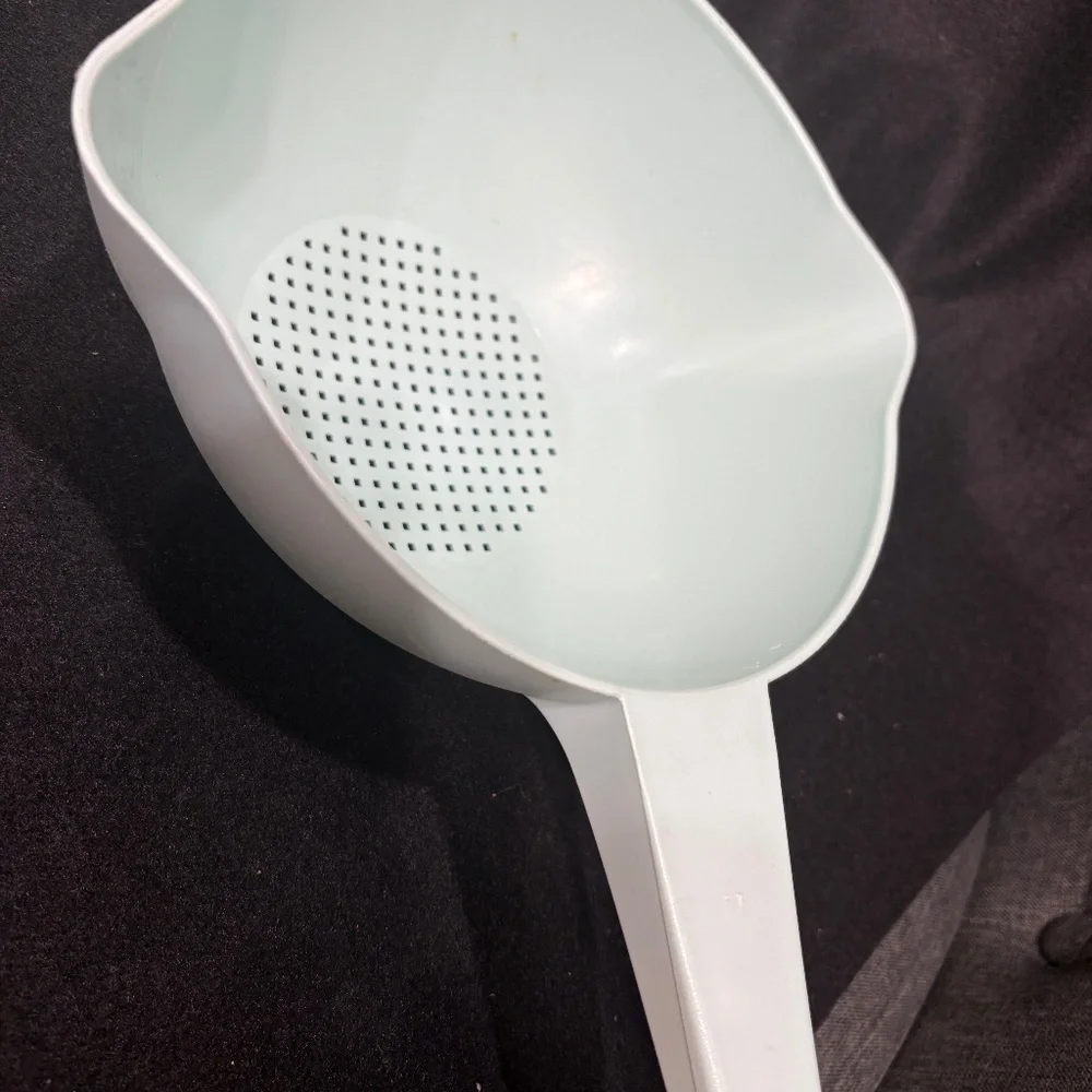 Vintage TUPPERWARE Light Blue 1 Quart Strainer Colander with Handle #1523-7